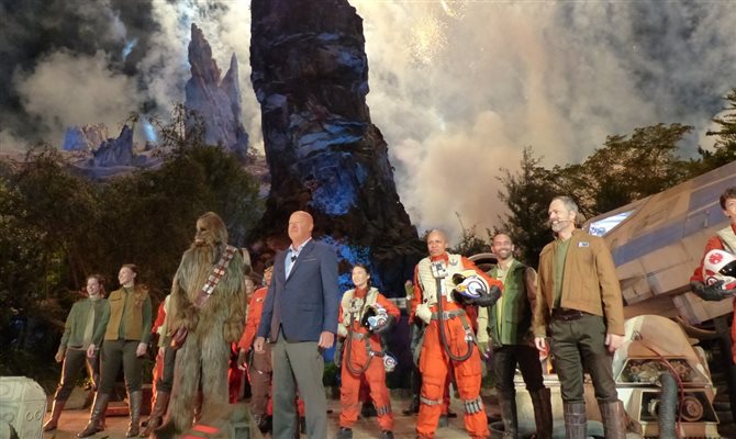 Bob Chapek, da Disney Parks, e a Resistência inauguram oficialmente Star Wars: Rise of the Resistance