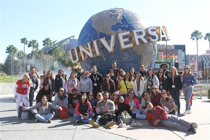 Grupo de brasileiros que participam do Mega Fam Tour Universal em Orlando