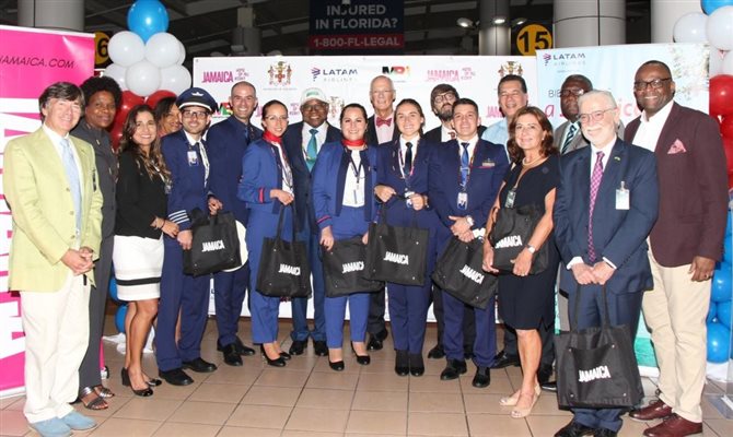 O Diretor de Turismo da Jamaica, Donovan White (à direita, na fila de trás) e o Ministro do<br>Turismo da Jamaica, Hon. Edmund Bartlett (oitavo da esquerda) se reúne com a tripulação e dignitários<br>da Latam Airlines durante a cerimônia de boas-vindas no Aeroporto Internacional de Sangster, em Montego Bay