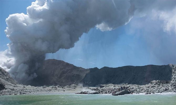 O vulcão expeliu uma espessa fumaça branca de 3,6 km, que podia ser vista a quilômetros de distância