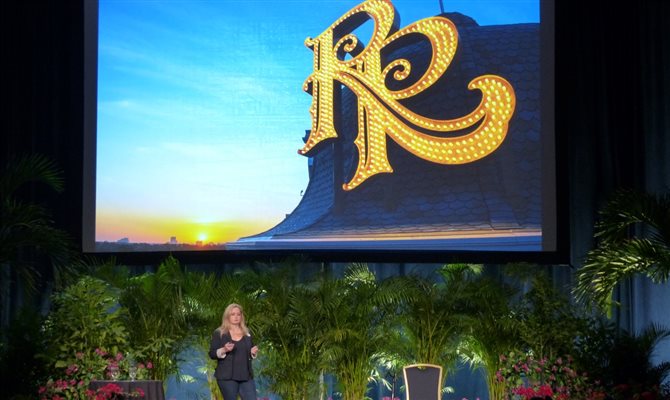 O logo do Riviera Resort, durante apresentação da imagineer Missy Renard