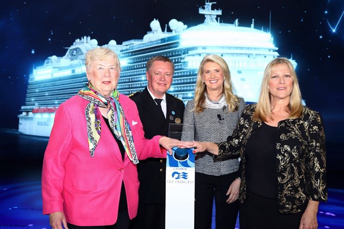 Poppy Northcutt, capitão Heikki Laakkonen, capitã Kay Hire e a presidente do Princess Cruises Jan Swartz