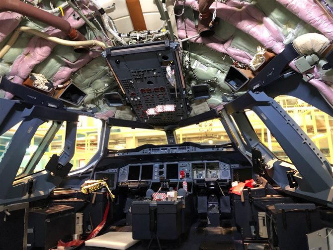 Cockpit do A380 em manutenção