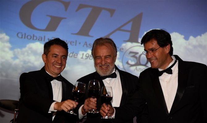 Gelson Popazoglo, Celso Guelfi e Rogério Esteves brindam aniversário da GTA