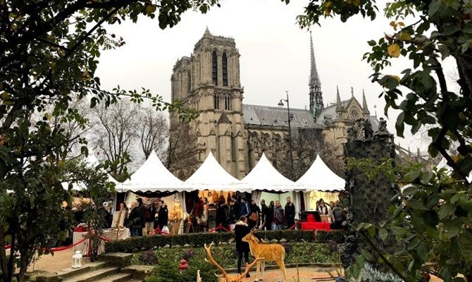 O mercadinho de Natal de Paris Notre-Dame é uma das diversas opções de lazer que estão funcionando na cidade