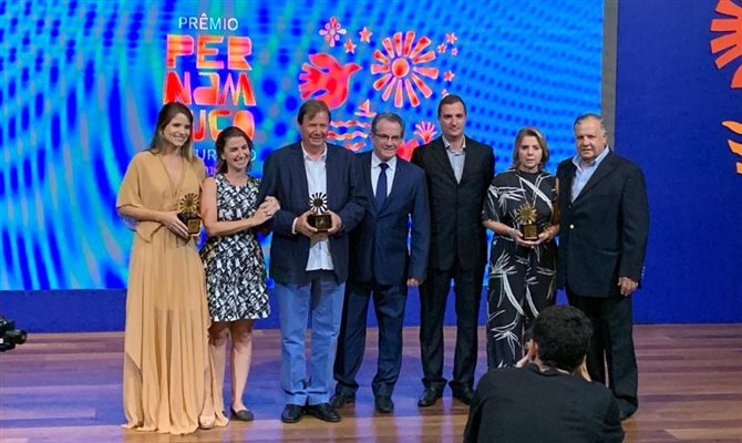 Os representantes do Kembali, da Pousada Zé Maria e do Dolphin Hotel são homenageados com troféus
