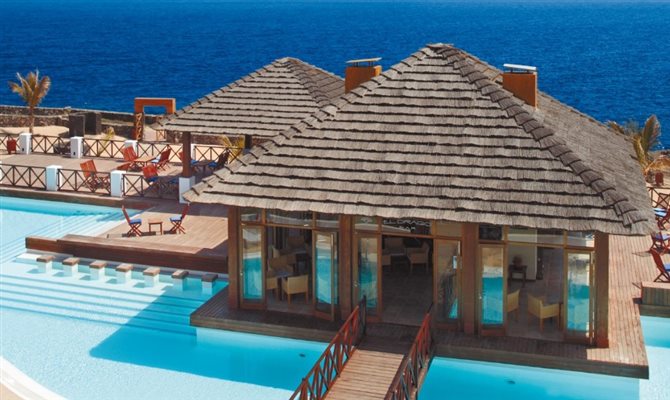 Bar da piscina do Secrets Lanzarote Resort & Spa