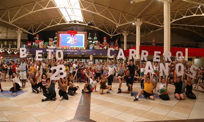 Flash Mob com os bailarinos do Beto Carrero World foi realizado no Castelo das Nações e pegou os visitantes de surpresa