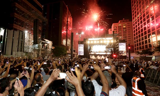 As comemorações na Avenida Paulista reuniram mais de 1,5 milhão de pessoas, segundo a prefeitura