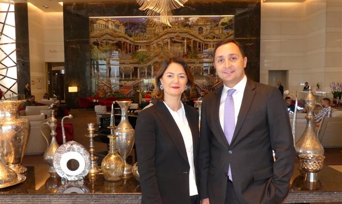 Deniz Met,diretora de Marketing, e Burak Unan, diretor de Desenvolvimento de Negócios do Raffles Istanbul, no lobby do hotel