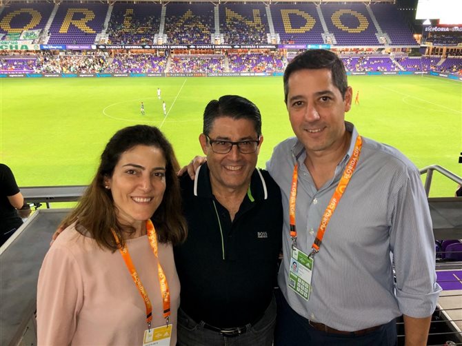 Luis Teixeira, da Gol, entre Gabriella Carvalheiro e Marcos Paes de Barros, da Universal Orlando
