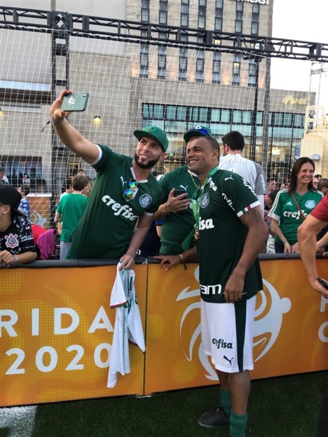 Denilson posa com fãs em Orlando