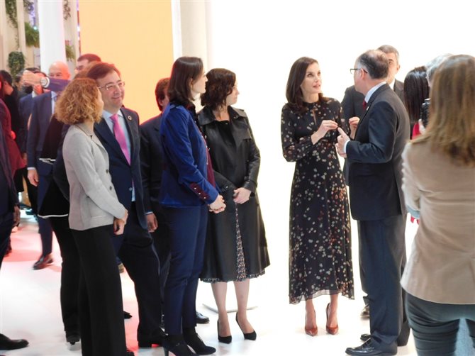 A rainha Letícia da Espanha é recebida pelo presidente da Ibéria, Luis Gallego Martin, na abertura da Fitur 2020