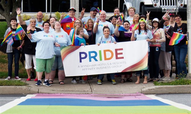 Equipe da Wyndham comemora certificação LGBT