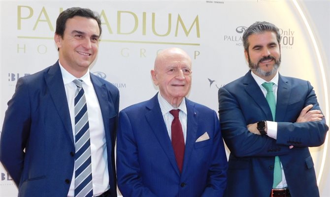 O novo presidente do Palladium Hotel Group, Abel Matuts Prats, o fundador e presidente da holding, Abel Matutes Juan, e o novo CEO, Jesús Sobrino