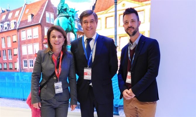 Jeanine Pires e Leonardo Fortes, com o diretor de Vendas da Air Europa, Saúl Herrero Crespo