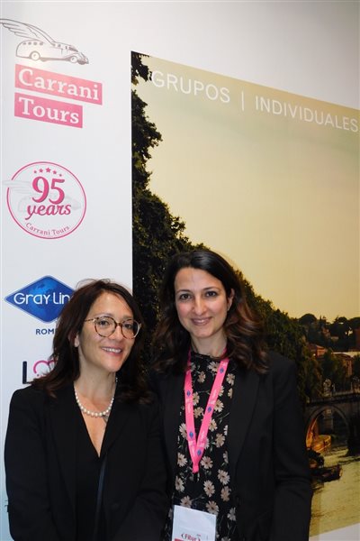 Chiará Gigliotti e Irene Barbati, da Carrani Tours, no estande da empresa na Fitur