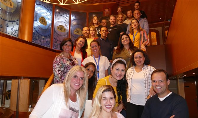 Participantes do famtour de sete noites do Costa Diadema pelo Golfo Pérsico