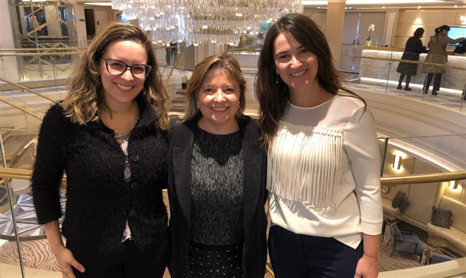 Estela Farina (NCL) entre Thais Heringer e Glaucia Mayr, da Regent Seven Seas Cruises