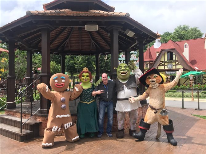 Fernando Fiszbein, novo diretor comercial do parque, já chegou se entrosando com a turma do Shrek