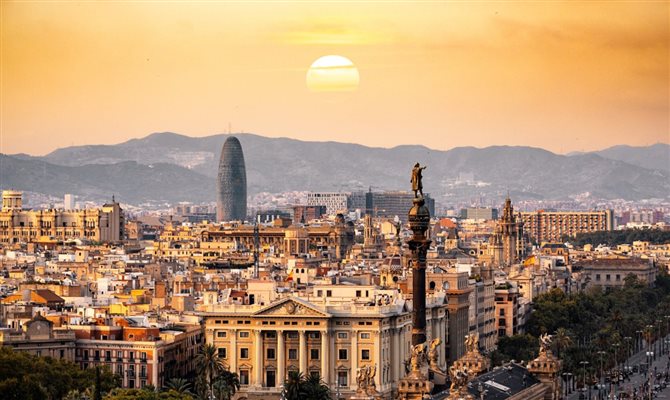 Durante o ano de 2021, a Espanha está oferecendo seguro com cobertura para covid-19 gratuito aos turistas estrangeiros