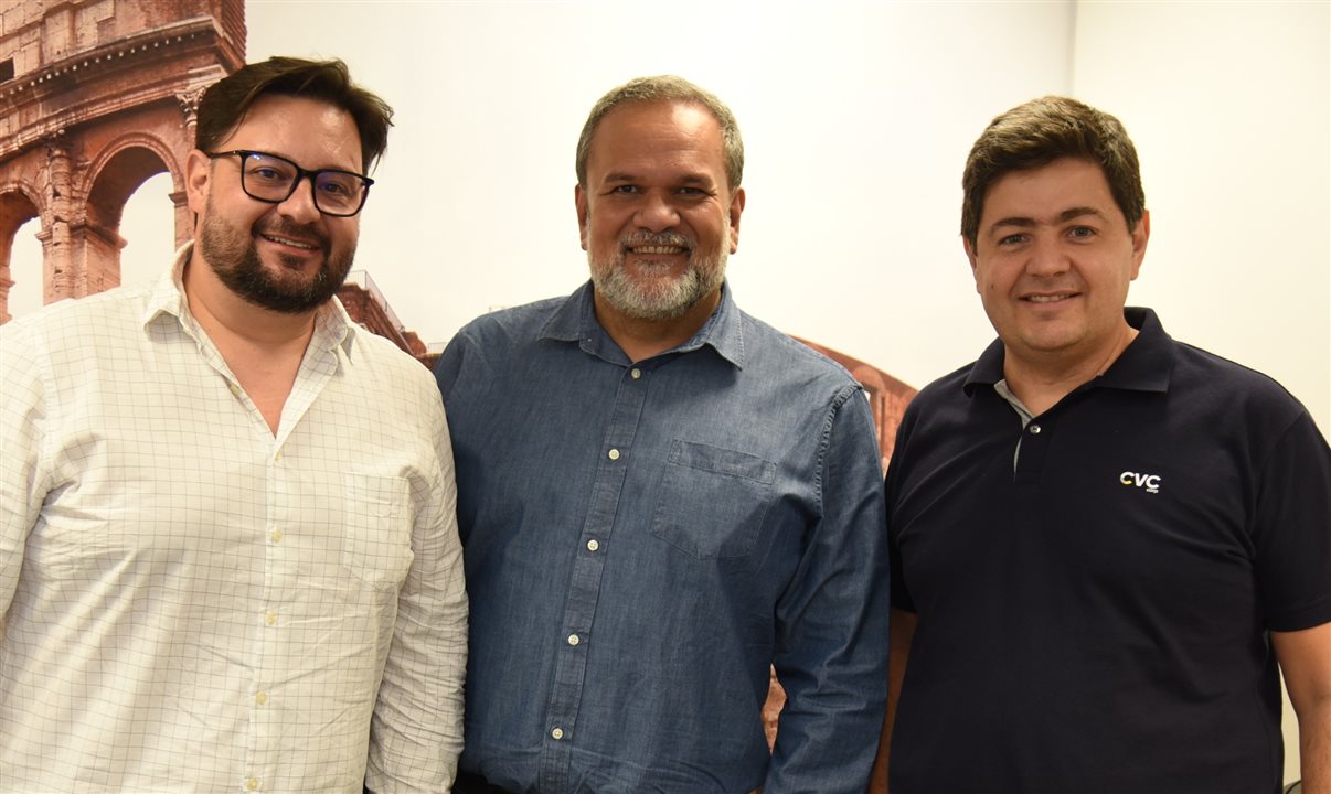 Fabrizio Cavallini, gerente nacional de Vendas do Canal Multimarcas da CVC, Artur Luiz Andrade, CCO e editor-chefe da PANROTAS, e Roberto Vertemati, diretor do Canal Multimarcas da CVC