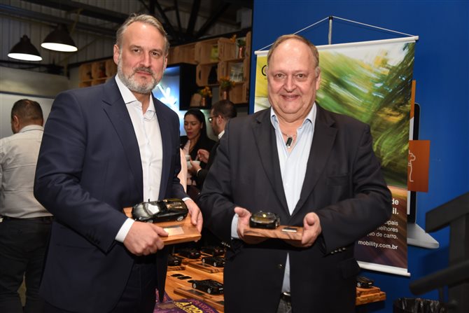 Oskar Kedor e Oswaldo Melantonio Filho, da Mobility, com os troféus dos Top Clients 2019