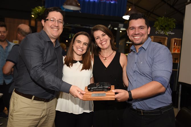César Turlão, da Mondiale (Ancoradouro), recebe o prêmio de Paula Caetano, Michelle Tonon e Anderson Lucena, da Mobility