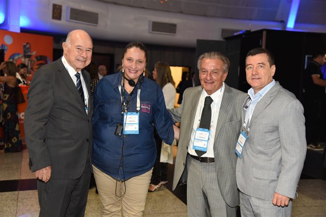 Guillermo Alcorta, da PANROTAS, Cibele Professiori, da Probusiness, Guillermo Nardi, da Pluralis, e Ivan Cadahia, da Aerolíneas Argentina