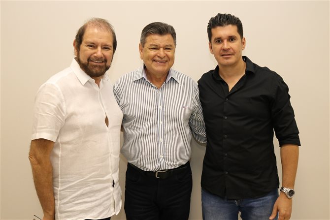 Guilherme Paulus (Presidente do Conselho Deliberativo), Felipe Gonzalez e Jaime Mendes, respectivamente, Presidente e Vice-presidente do Visit Iguassu