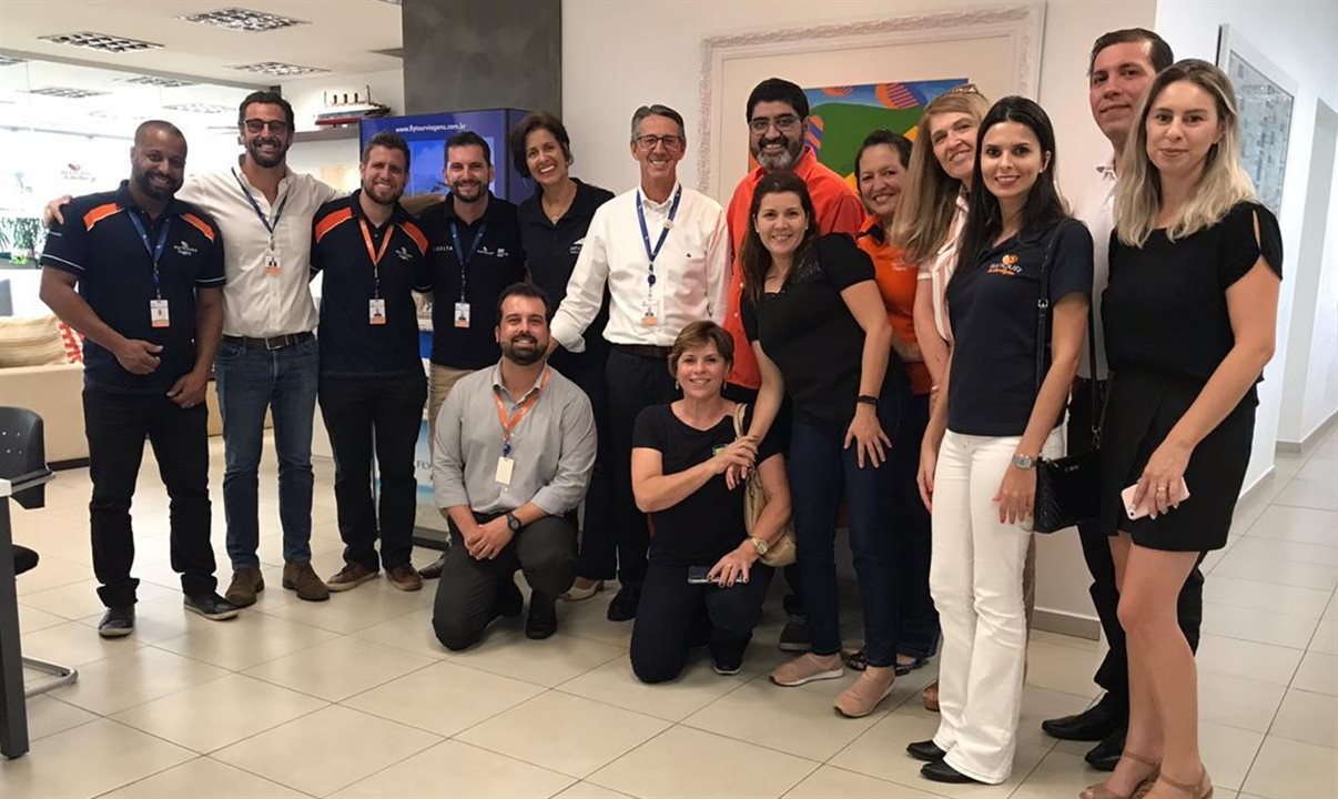 Agentes de viagens da região de Bauru (SP) com Eloi de Oliveira na sede da Flytour  em Barueri (SP)