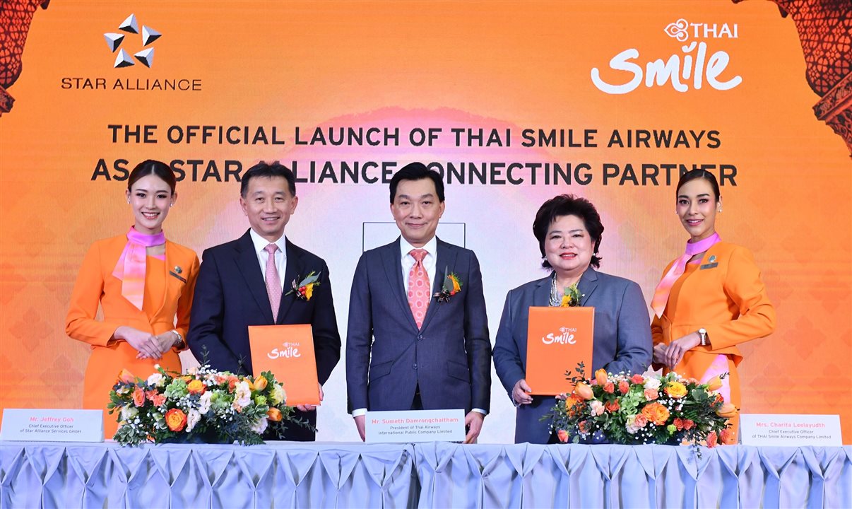 Jeffrey Goh, CEO da Star Alliance; Sumeth Damronhchaitham, presidente da Thai Airways; e Charita Leelayudth, CEO da Thai Smile