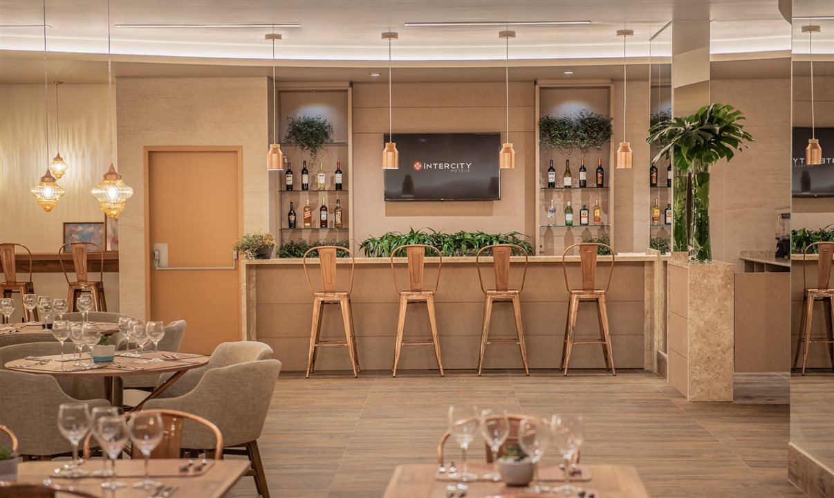O Hotel Intercity Curitiba Batel conta com restaurante e lobby bar