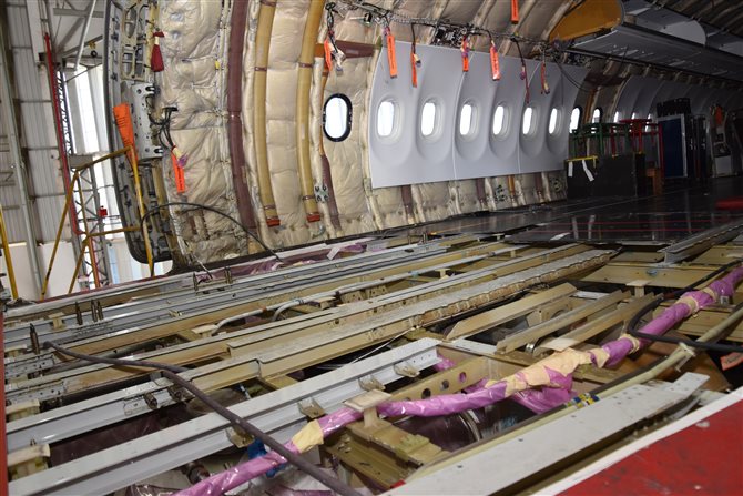 O retrofit nas oficinas do MRO consiste na desmontagem completa da cabine da aeronave