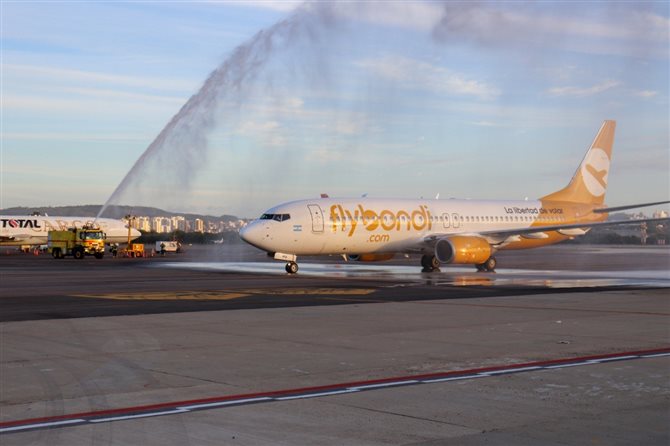 O avião foi recebido em Porto Alegre com seu tradicional batismo (water salute).