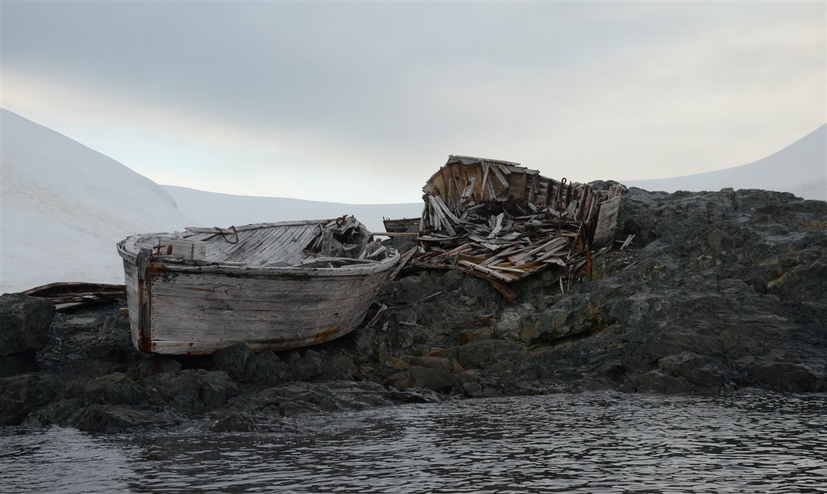 Barcos de suporte para antigas embarcações se deterioram em praia da Ilha Enterprise 