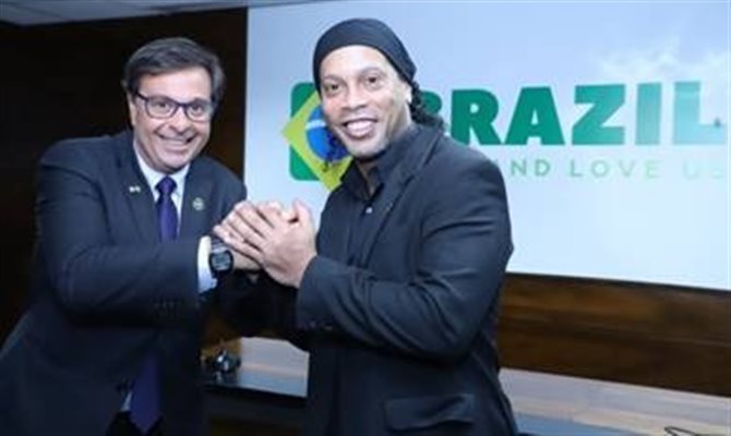 Gilson Machado Neto, presidente da Embratur, com Ronaldinho Gaúcho, um dos embaixadores do Turismo do Brasil