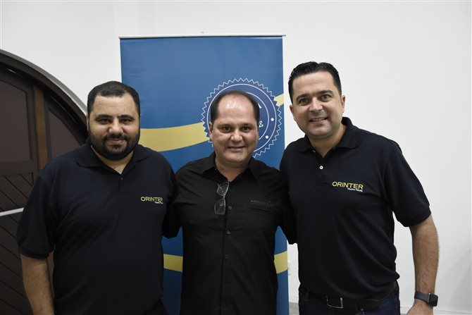 Ney Neves, da AM Resorts, entre Daniel Firmino e Waldemir Junior, da Orinter