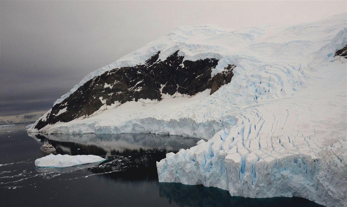 A imponente geleira em Neko Harbor, fazendo o Le Soléal (à esquerda) e seus 142 metros de comprimento parecerem pouca coisa