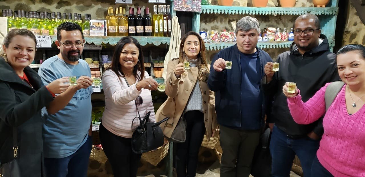 Um brinde local com Joelma Martins, Marcelo Vieira, Ivonete Santos, Vanessa Ribeiro, Arnaldo Rigolon, Francisco Camilo e Valquiria Tsukalas