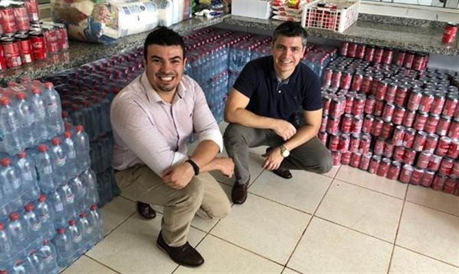 Guilherme Kobel e Alexander Borges, do Wish Foz do Iguaçu, preparam doação à Associação de Amparo Aos Idosos de Foz do Iguaçu