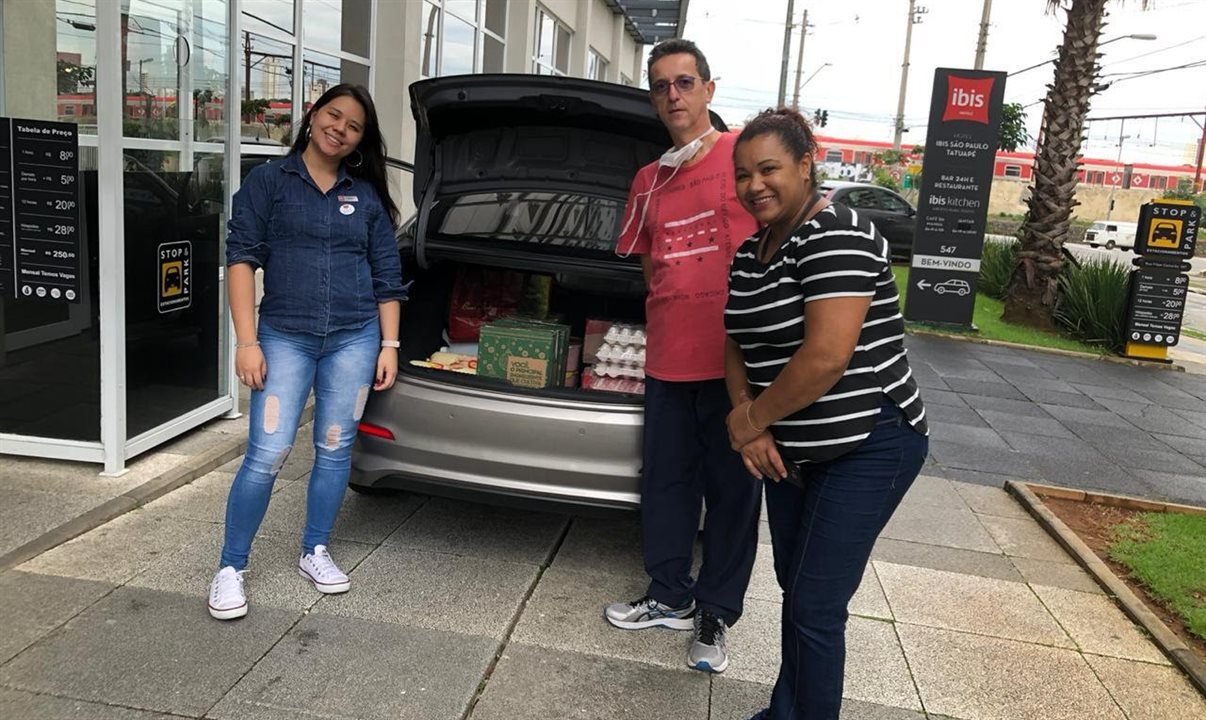 Colaboradores do hotel ibis São Paulo Tatuapé doam alimentos perecíveis para o Centro Social Menino Jesus<br><br><br><br>