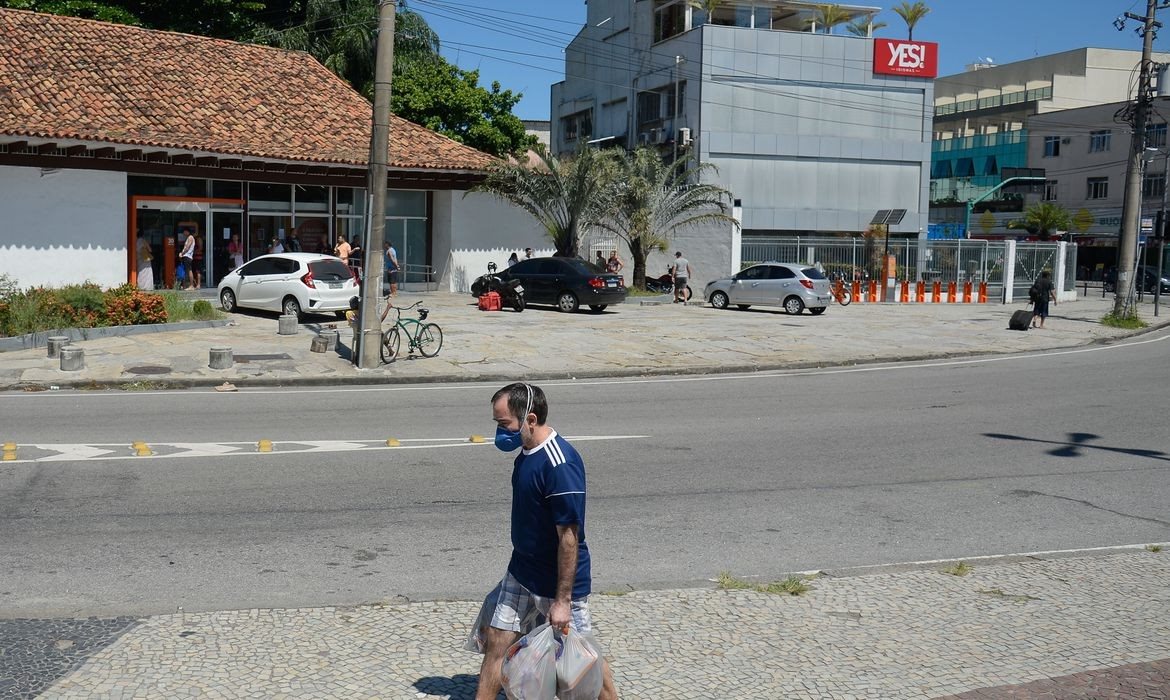 Pedestre protegido com máscara no Rio de Janeiro