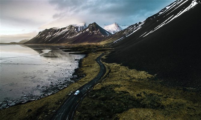 Além das cadeias de montanhas, a Islândia conta com a presença do vulcão Eyjafjallajökull