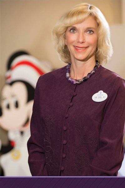 A chief medical officer de Disney Parks, Pamela Hymel