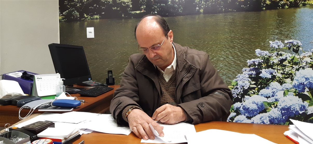 Prefeito Fedoca Bertolucci assina decreto autorizando a reabertura parcial