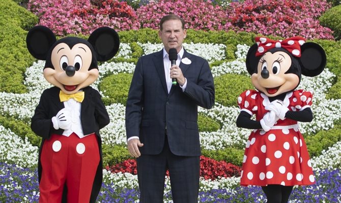 O presidente do complexo, Joe Schott, com Mickey e Minnie Mouse