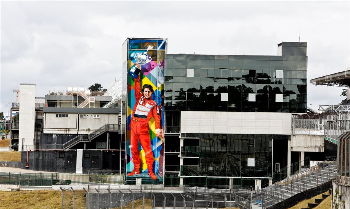 O mural, com 27 de metros de altura por 10 metros de largura, estará presente em todos os eventos, esportivos ou não