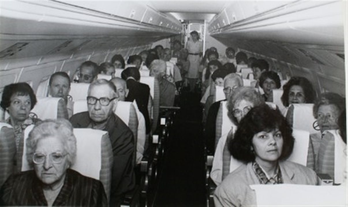 Década de 1980: depois das viagens rodoviárias, a CVC foi a primeira operadora a oferecer viagens aéreas para fins de lazer, em uma época que as companhias aéreas voavam apenas de segunda a sexta-feira, para atender as viagens de negócios