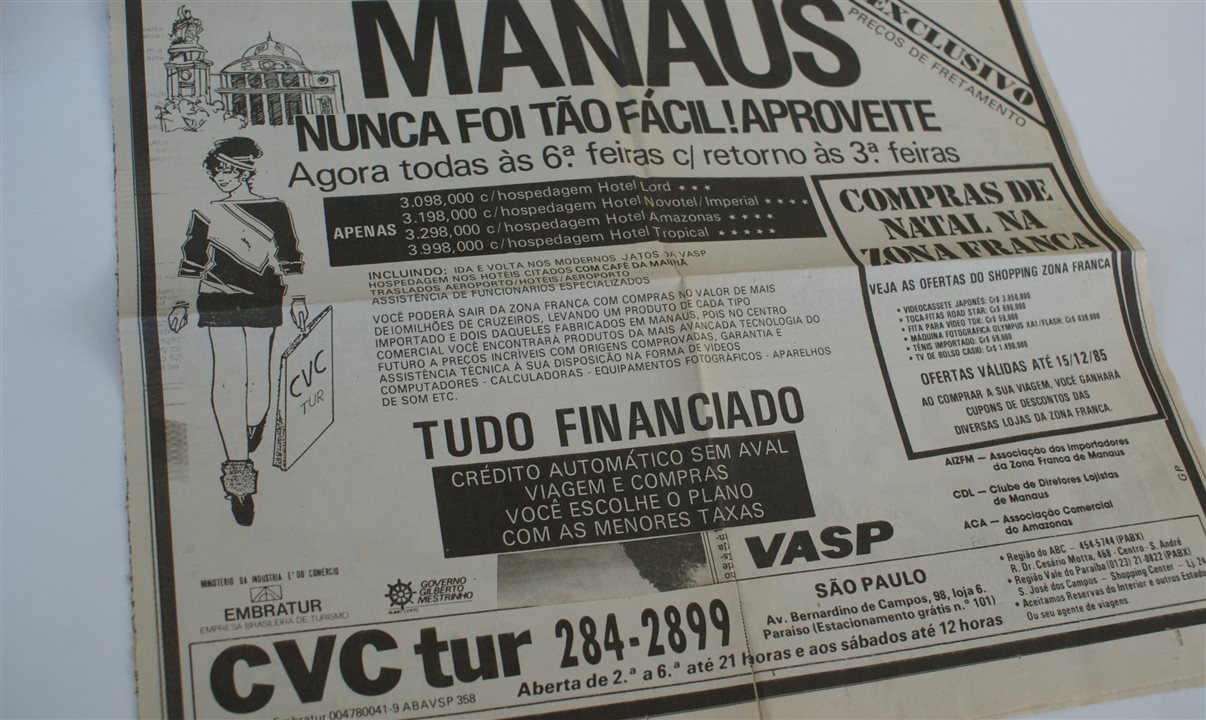 Década de 1990: a marca já tinha acordo com milhares de agentes de viagens em todo o Brasil e nascia a rede de lojas com atendimento ao cliente em shoppings – a 1ª loja da CVC foi inaugurada no Shopping Plaza Sul (SP), quando as agências funcionavam apenas de segunda a sexta, em horário comercial
